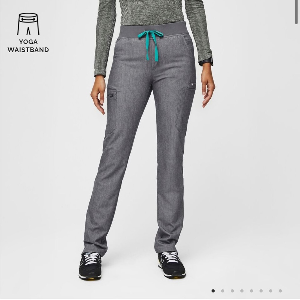 FIGS Women's Yola - Petite Skinny Scrub Pants - M - Petite / Graphite
